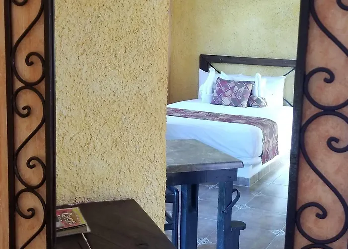Alux Hotel 2*