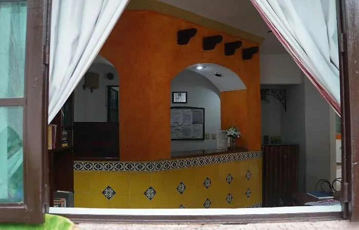Alux Hotel 2*